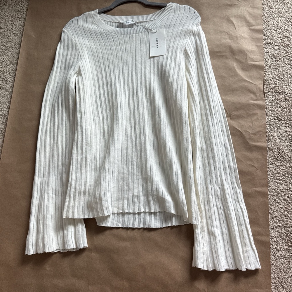 Frame White long sleeve ribbed sweater with slightly flared cuffs